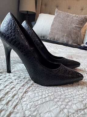Express Black Croc-Embossed Pointed Toe Stilettos